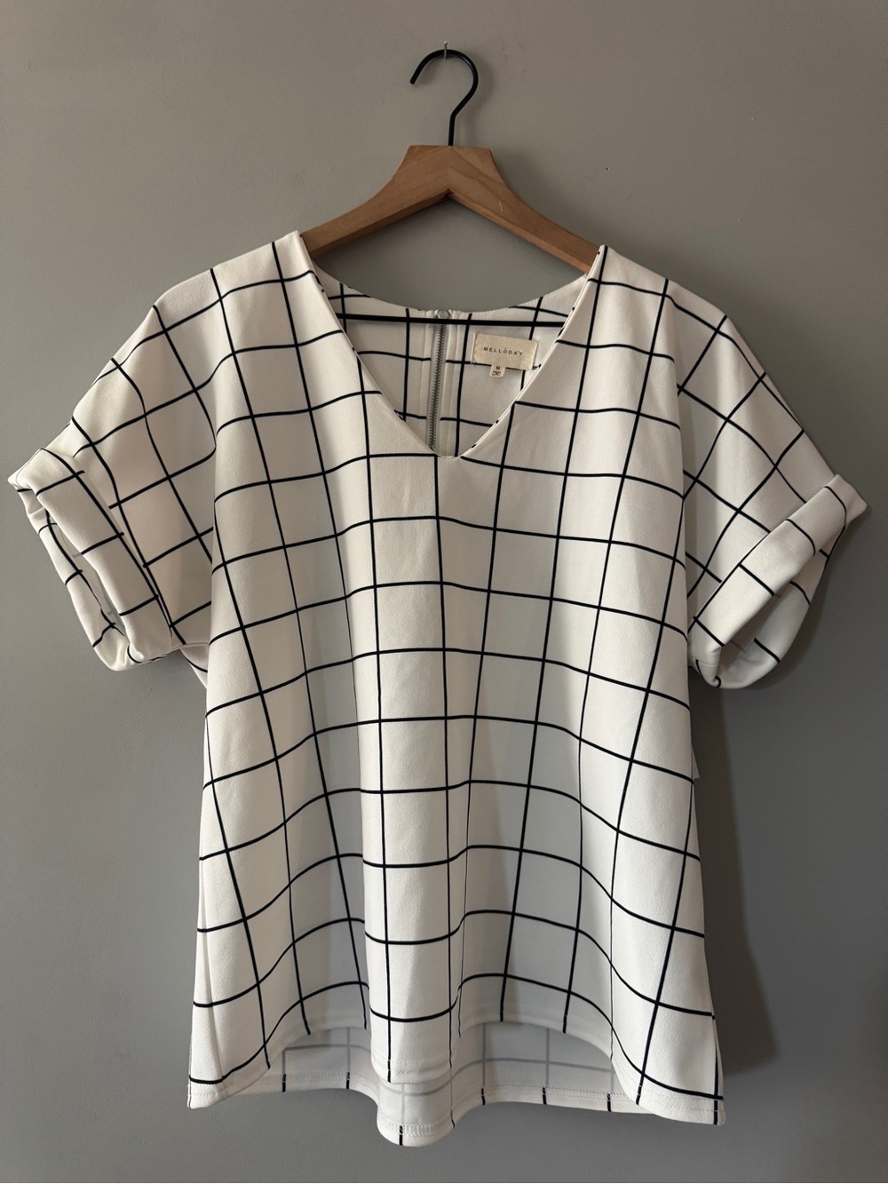 Melloday | black and white v neck top | M